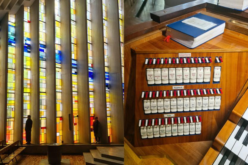 Links buntes Lichtspiel durch hohe Glasfenster einer Kirche mit zwei stehenden Personen, rechts Detailansicht der Register und Manuale einer Orgel mit aufgelegtem Gesangbuch.