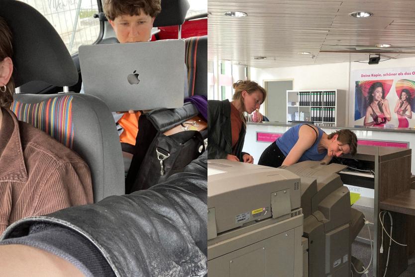 Links sitzt eine Person mit Laptop im Fond eines Autos, rechts beugen sich zwei Personen konzentriert über einen großen Kopierer in einem Copyshop.